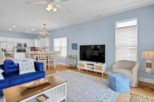 HOT TUB 4 Bedroom beach escape 3 min walk to ocean