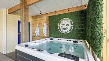 Indoor spa tub