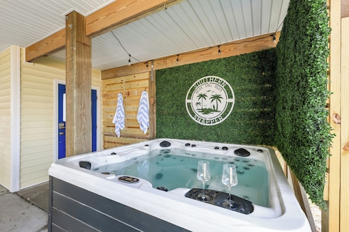 Ultimate Beach Escape: 4BR, Hot Tub Oasis
3 Min Walk To Beach