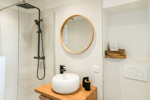 Douche, sèche-cheveux, serviettes fournies