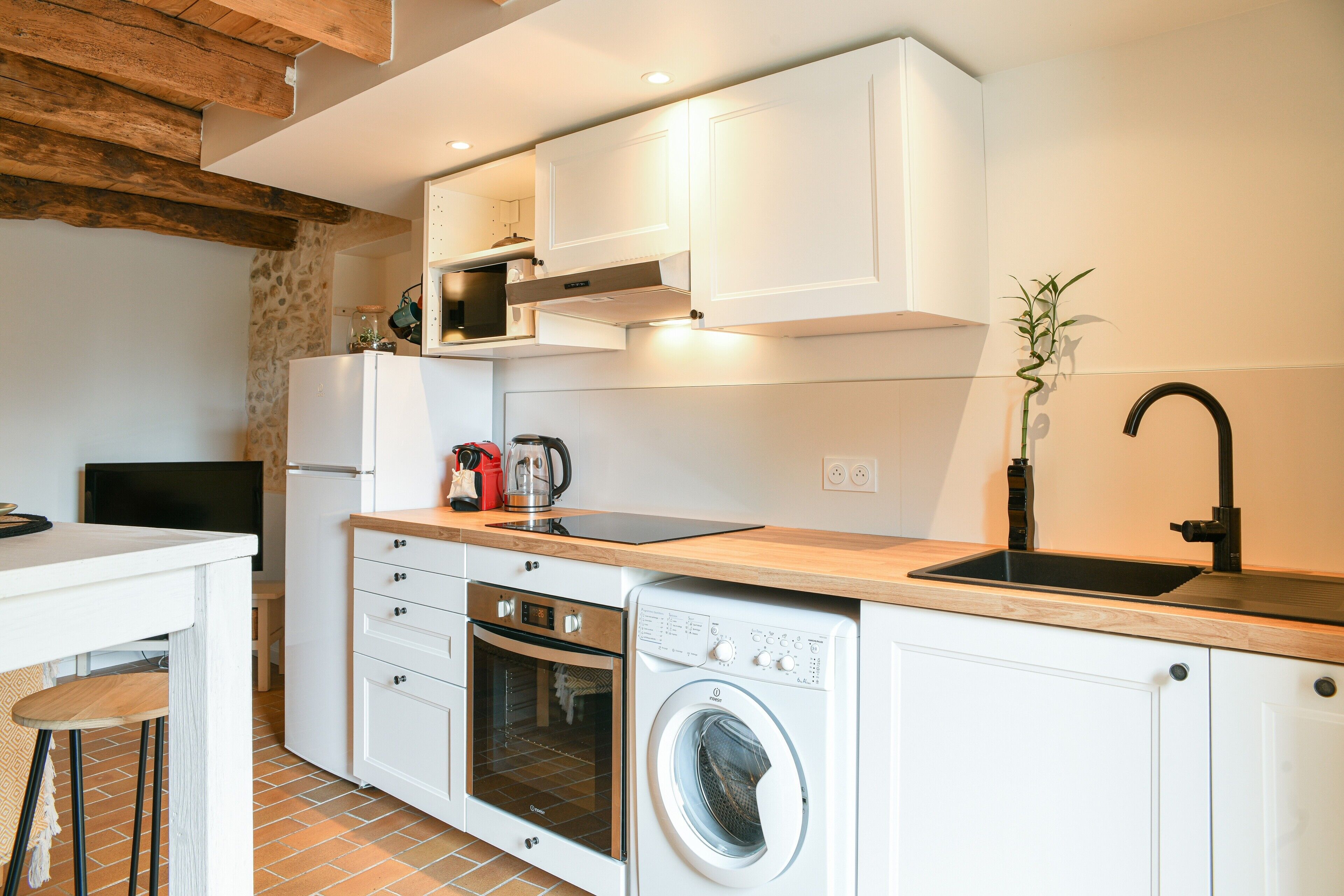 Een koelkast, een microgolfoven, een oven, een kookplaat