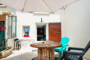 Outdoor dining - Holiday Home 'La Margotte' with Private Terrace, Private Garden and Wi-Fi (Voiron)