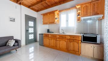 Jääkaappi, kahvin-/teenkeitin, keittoastiat/astiat/ruokailuvälineet