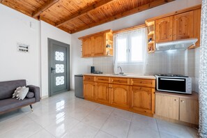 Fridge, coffee/tea maker, cookware/dishes/utensils, spices