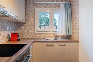 Een koelkast, een koffiezetapparaat/waterkoker, een waterkoker