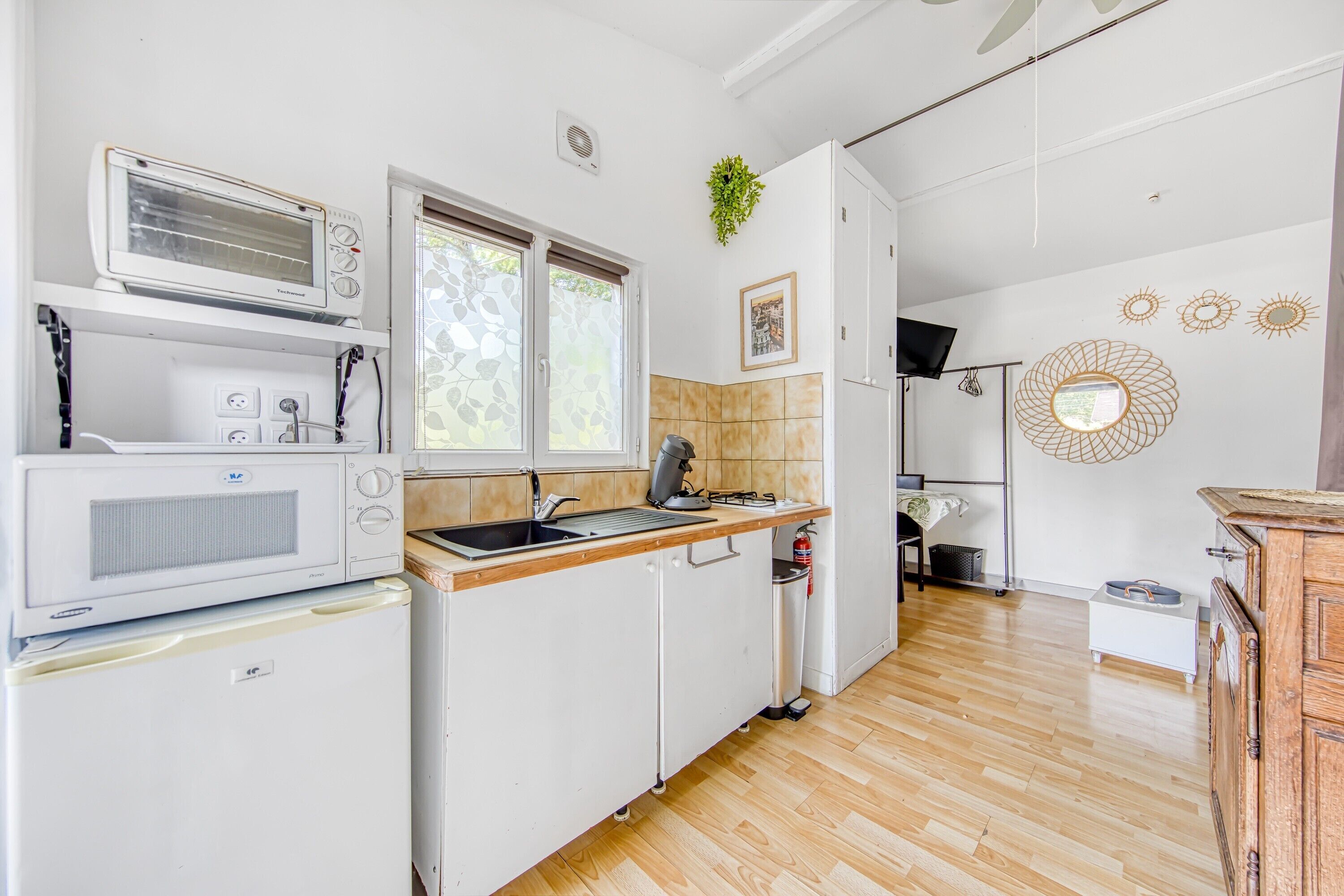 Køleskab, mikrobølgeovn, ovn, kogeplade