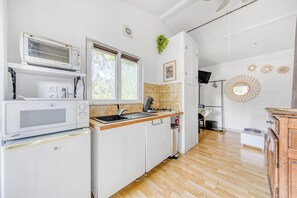 雪櫃、微波爐、焗爐、爐具