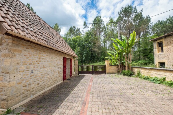 Property grounds - Holiday Home “Résidence Musicale De Panissal 10 pers” with Private Terrace, Garden & Wi-Fi (Montignac)