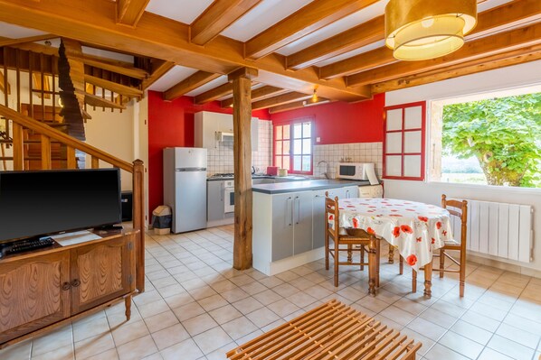 Mikrowelle, Geschirrspüler, Wasserkocher mit Kaffee-/Teezubehör