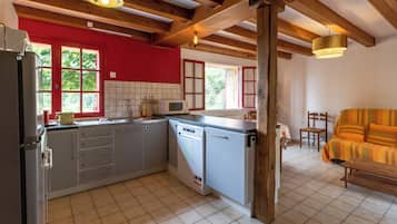 Micro-ondes, lave-vaisselle, cafetière/bouilloire