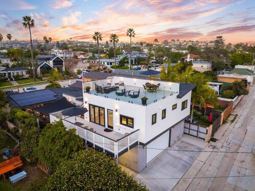 Brand New, Ocean/City Views, 2 Decks, AC, Parking!