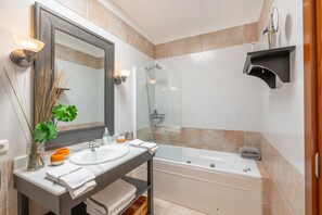 Dusj, hårføner og håndklær