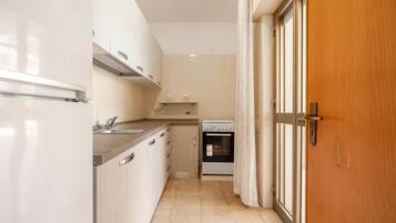 Frigorifero, forno, piano cottura, pentole/stoviglie/utensili