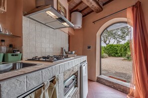Frigorifero, forno, piano cottura, macchina per tè/caffè