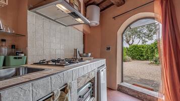 Réfrigérateur, four, plaque de cuisson, cafetiÚre/bouilloire