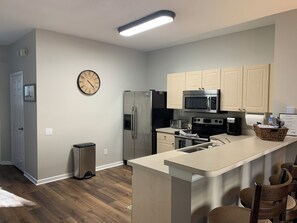 ثلاجة، ميكروويف، فرن، موقد طهي مسطح