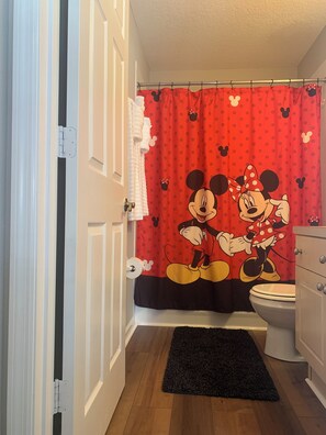 Regadera, secadora de cabello, toallas, papel de baño 