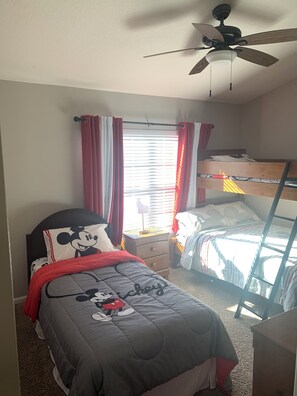 3 chambres, fer et planche à repasser, lit parapluie, Wi-Fi gratuit