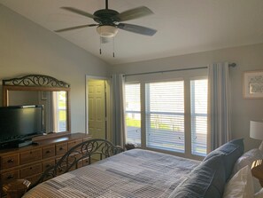 3 habitaciones, tabla de planchar con plancha y cuna de viaje