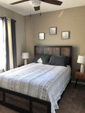 3 habitaciones, tabla de planchar con plancha y cuna de viaje 