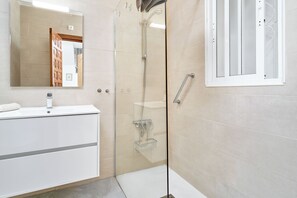 Shower, hair dryer, towels - Apartment 'Alina' with Sea View, Wi-Fi and Air Conditioning (Nerja)