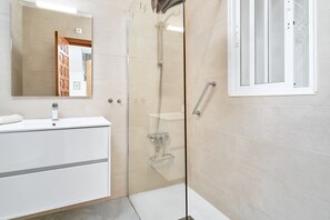 Dusche, Haartrockner, Handtücher