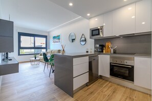 Frigorífico, microondas, horno y placa de cocina