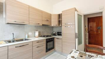 Frigorifero, microonde, forno, piano cottura