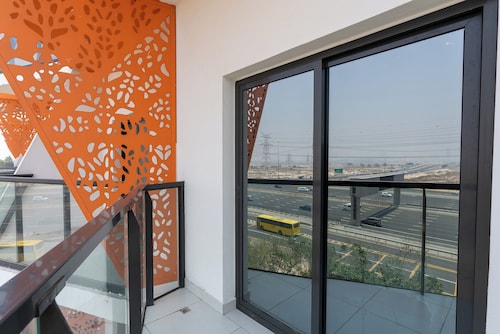Cozy bed & breakfast in charming Dubai with WiFi,AC, fitness room, swimming pool