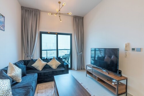 Cozy bed & breakfast in charming Dubai with WiFi,AC, fitness room, swimming pool