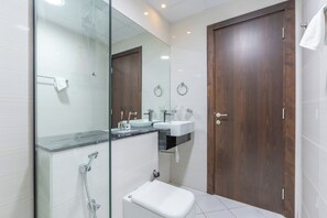 Bidet, Handtücher, Seife, Toilettenpapier