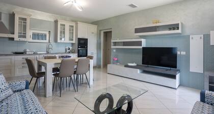Villa 'La Casa Vacanza Dei Sogni' with Terrace, Wi-Fi and Air Conditioning