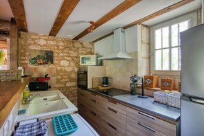 冷蔵庫、電子レンジ、オーブン、コンロ