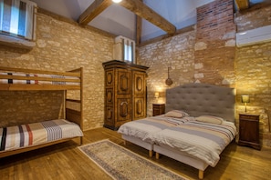 2 bedrooms, iron/ironing board, free WiFi, bed sheets - Le Pigeonnier – Characterful House with Garden and Shared Pool in Dordogne (Mayac)