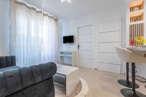 TV - Apartment '113' with Balcony, Wi-Fi and Air Conditioning (Cogolin)