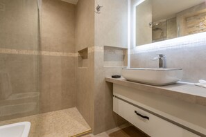 Een douche, een haardroger, handdoeken