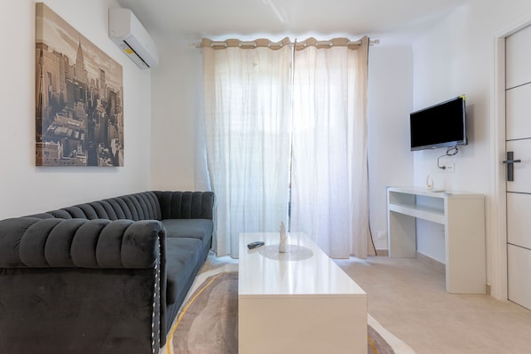 TV - Apartment '113' with Balcony, Wi-Fi and Air Conditioning (Cogolin)