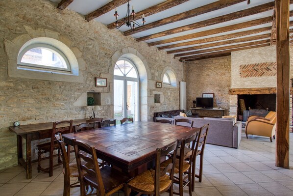 Interior - La Petite Cour – Spacious House with Shared Pool in the Heart of Périgord (Mayac)