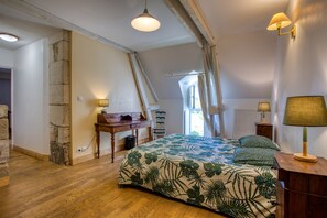 5 bedrooms, iron/ironing board, free WiFi, bed sheets