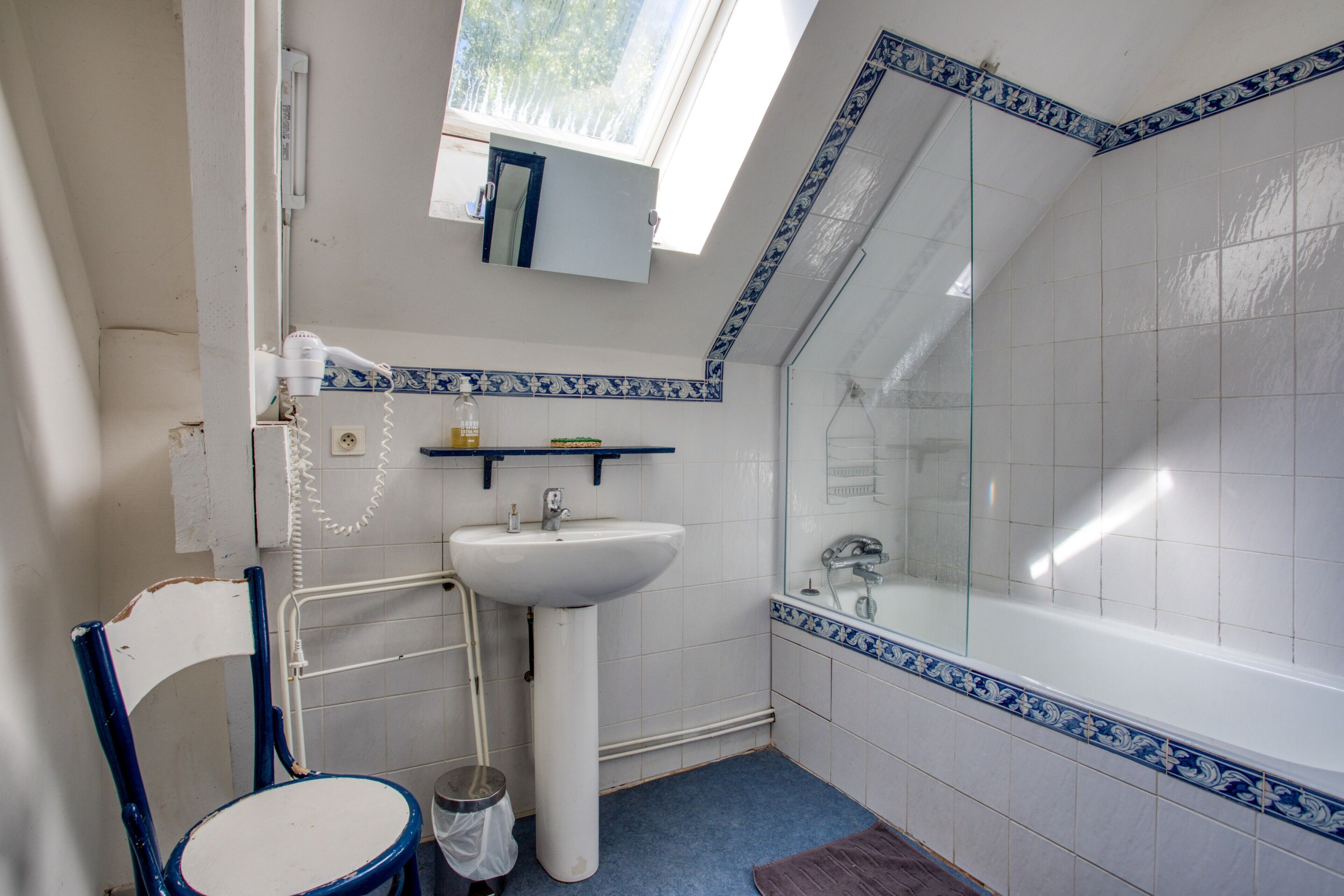 Un baño con lavamanos, espejo y bañera.