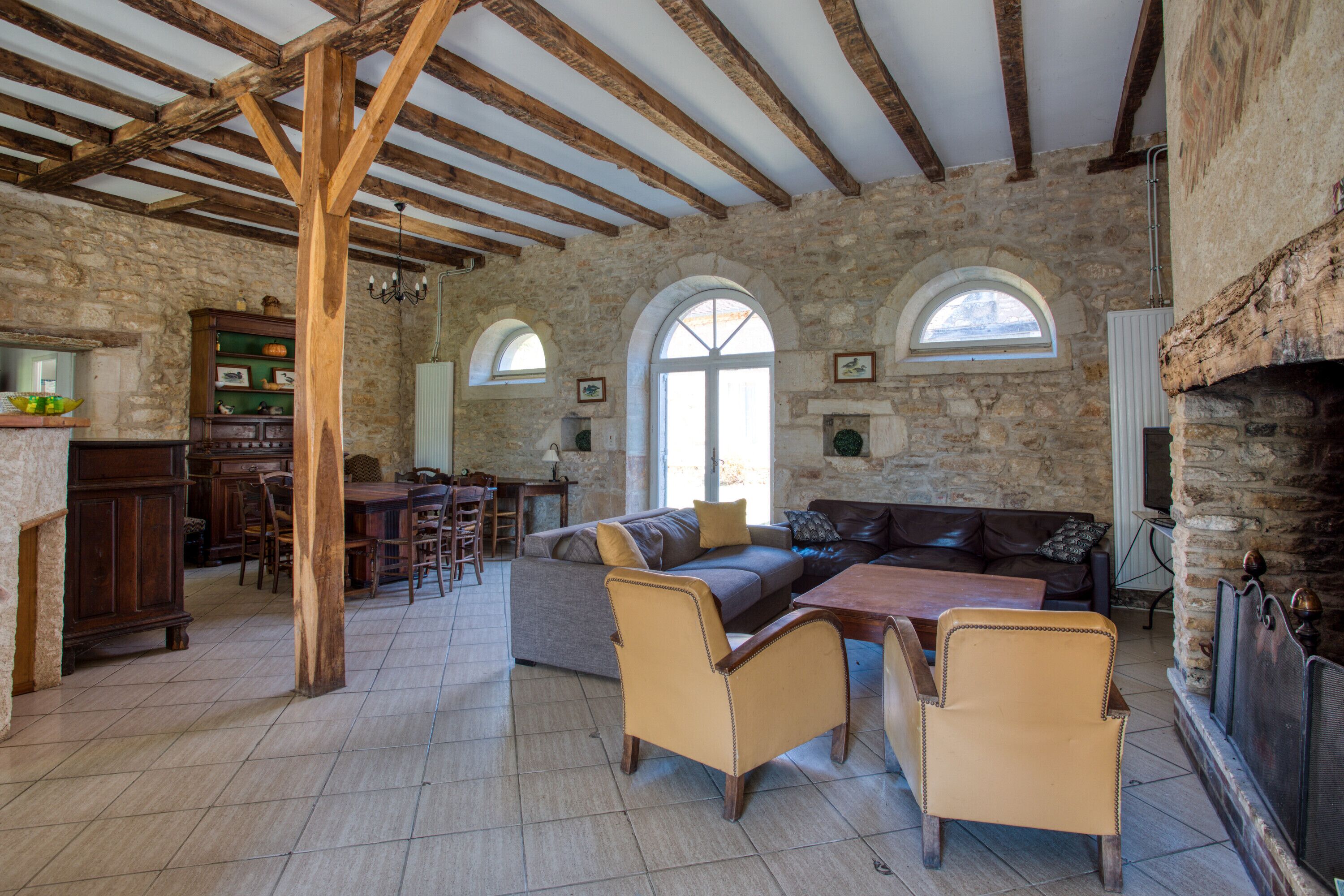 Una televisión, una chimenea, una mesa de tenis de mesa