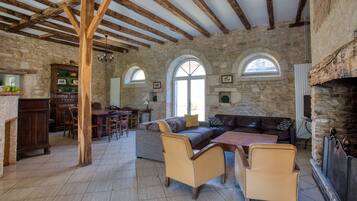 Télévision, cheminée, table de tennis de table