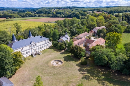 Exterior. La Petite Cour – Spacious House with Shared Pool in the Heart of Périgord