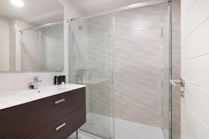 Ducha, secador de pelo y toallas