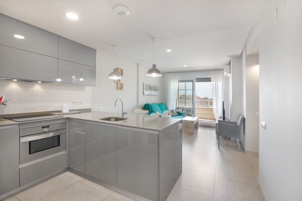 Jääkaappi, mikroaaltouuni, uuni, liesi