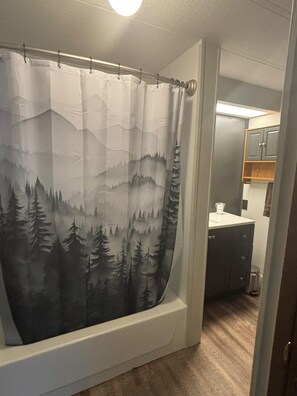 Towels, soap, shampoo, toilet paper - Dorothy's Hideaway, 3 Bed, 2 Bath, Near Devils Tower National Monument. (Hulett)
