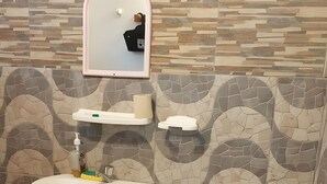 Bathroom - Relax in budgey Villa with Jacuzzi and private Pool Perfect fr Groups & Families (Grand Baie)