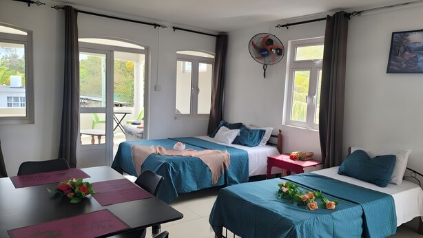 Room - Relax in budgey Villa with Jacuzzi and private Pool Perfect fr Groups & Families (Grand Baie)