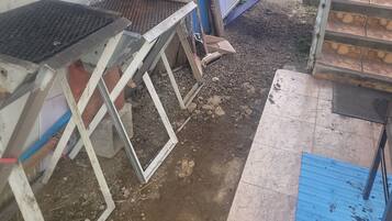 Un chantier de construction avec des structures métalliques, une porte bleue et un escalier.