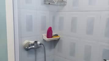 Een bidet, handdoeken, zeep, toiletpapier